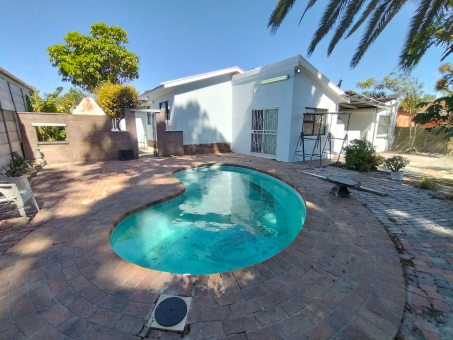 To Let 3 Bedroom Property for Rent in Loucharmante Western Cape